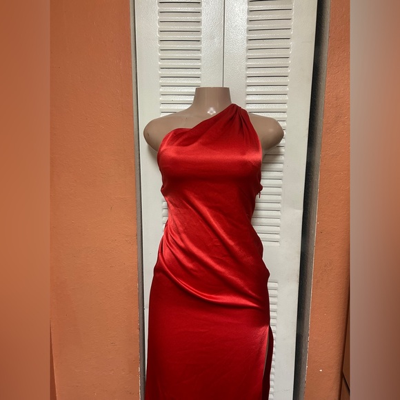 Alice + Olivia Vibrant Red One-Shoulder Dress - Picture 2 of 14